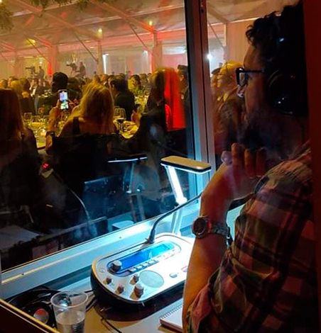 Ofrecemos servicios de interpretación simultánea de alta calidad en Madrid, Barcelona, Valencia, Sevilla, Zaragoza, Bilbao y en el resto de ciudades españolas. Nuestro equipo de intérpretes altamente cualificados tiene una gran experiencia que garantiza una comunicación fluida en tus eventos multilingües. Contáctanos para más información